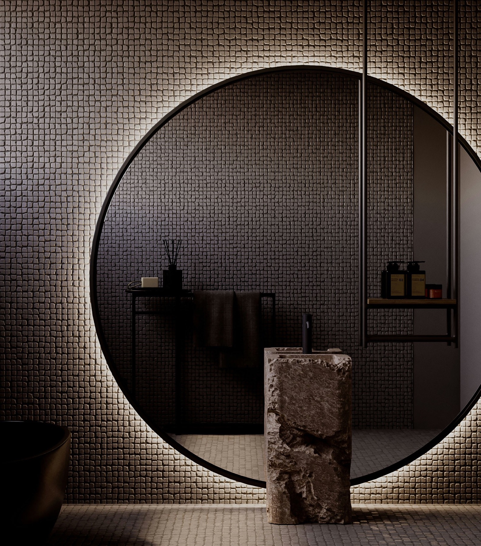 원형 거울이 있는 밝은 욕실