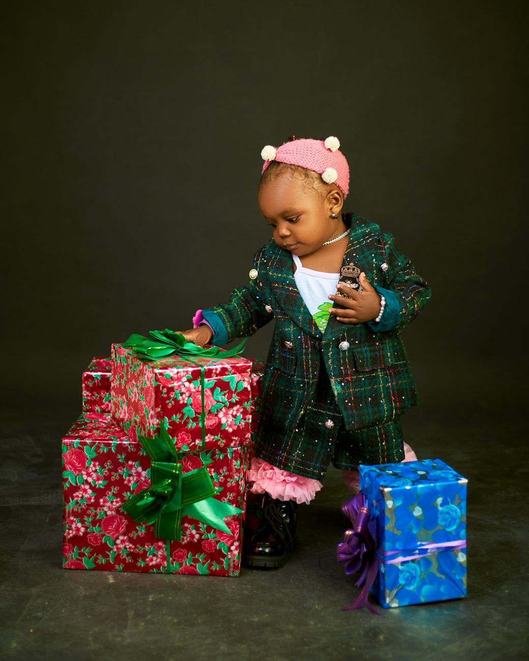 선물 상자를 들고 있는 아이 사진