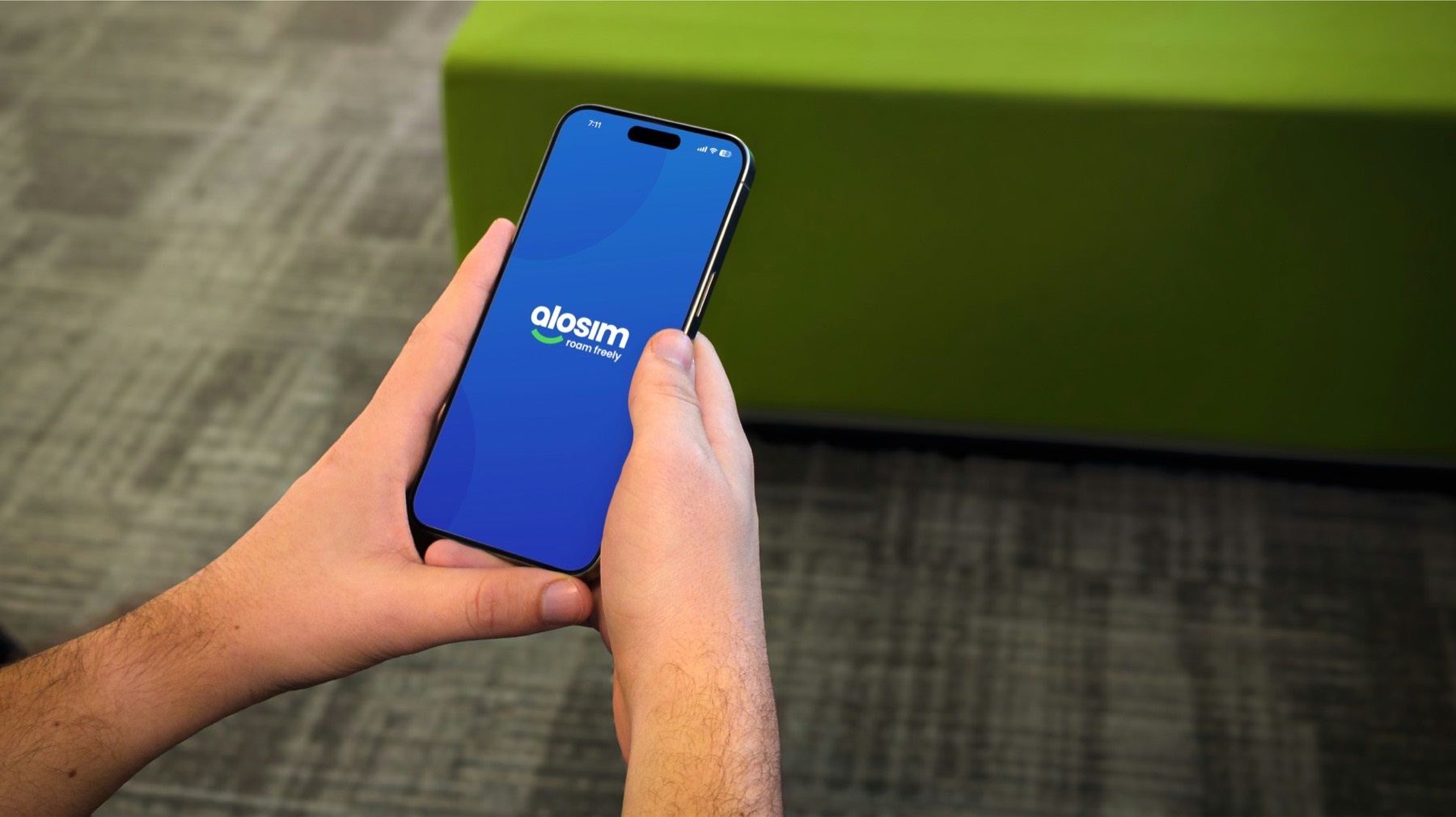 앱 화면이 켜진 스마트폰을 손에 들고 있는 모습