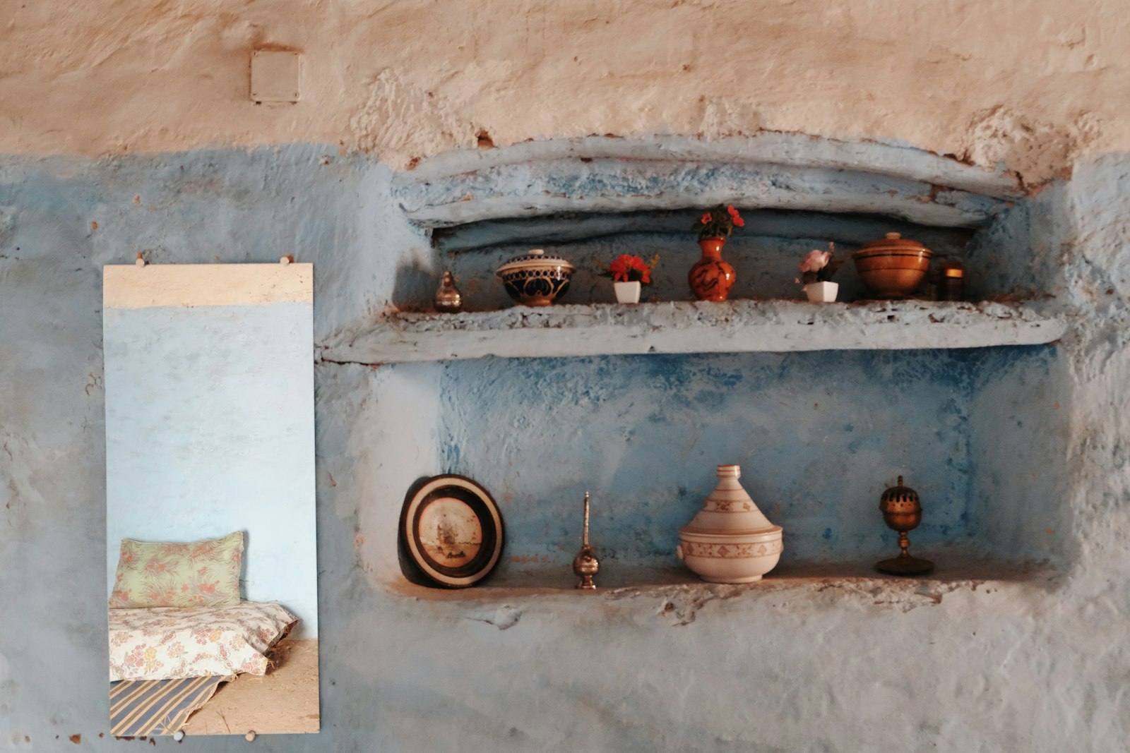 거울과 소품이 놓인 선반 인테리어