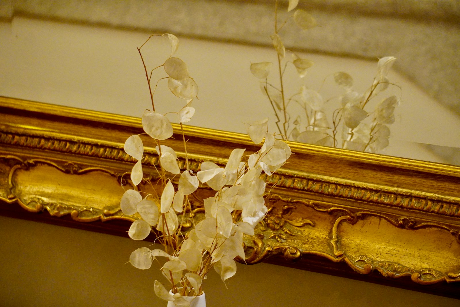 거울 앞에 놓인 화병과 꽃