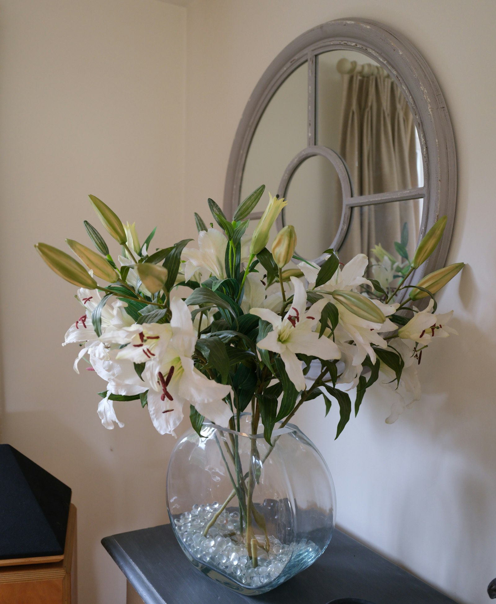 거울 앞에 놓인 하얀 꽃 화병