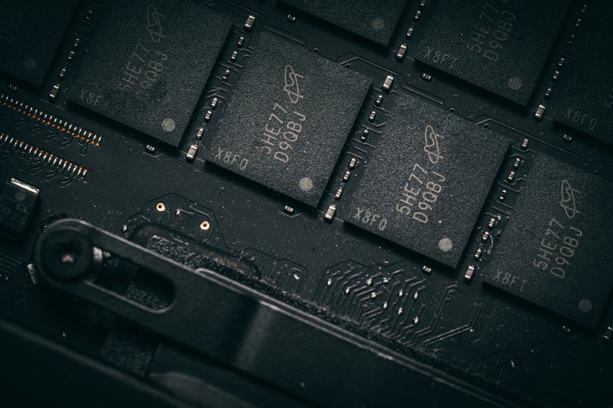 메모리 칩이 장착된 기판의 근접 사진