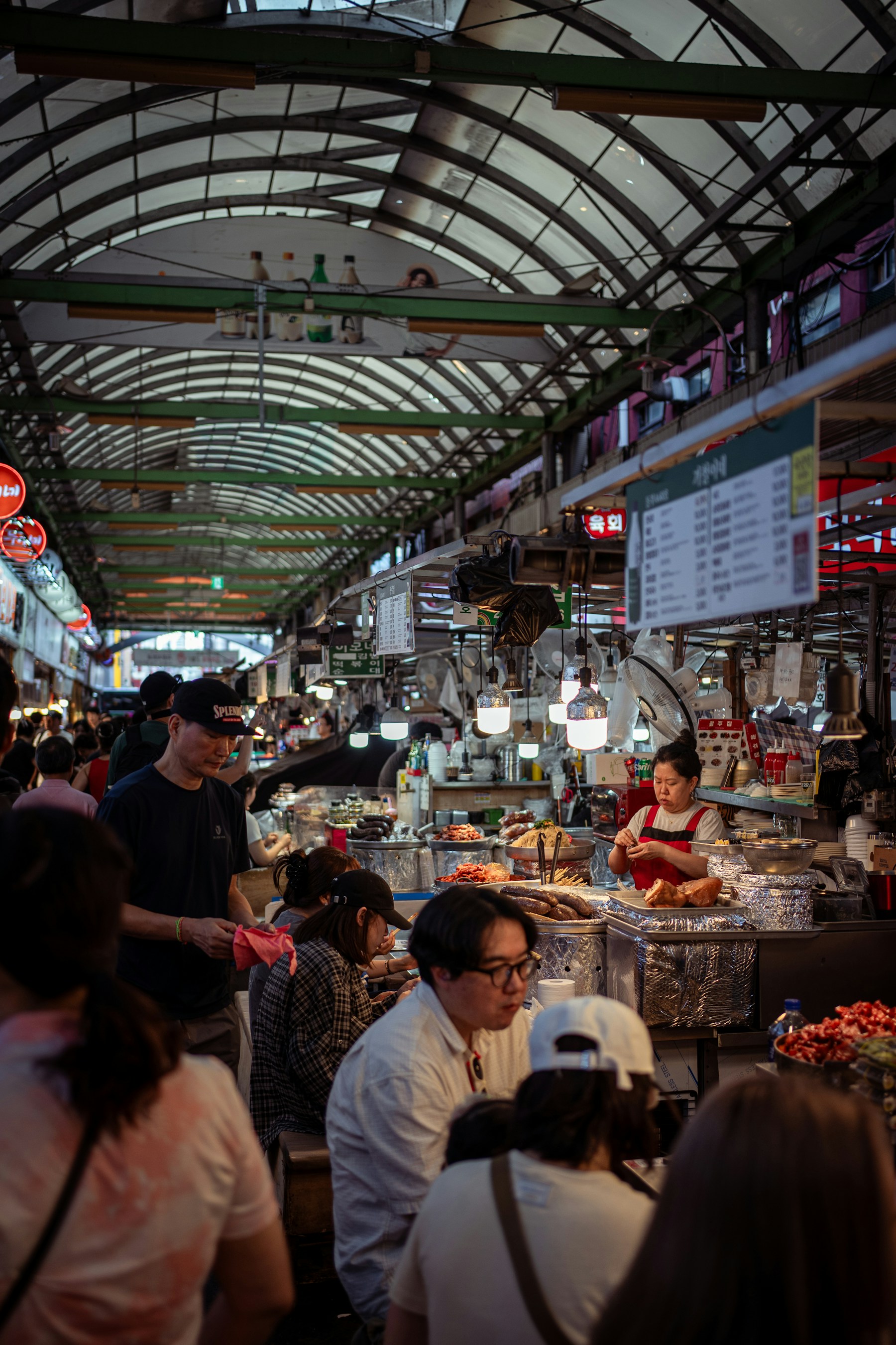 서울 전통시장 안을 오가는 사람들과 상점 풍경