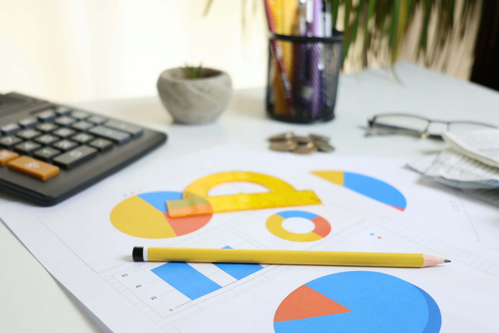 계산기와 문서가 놓인 책상