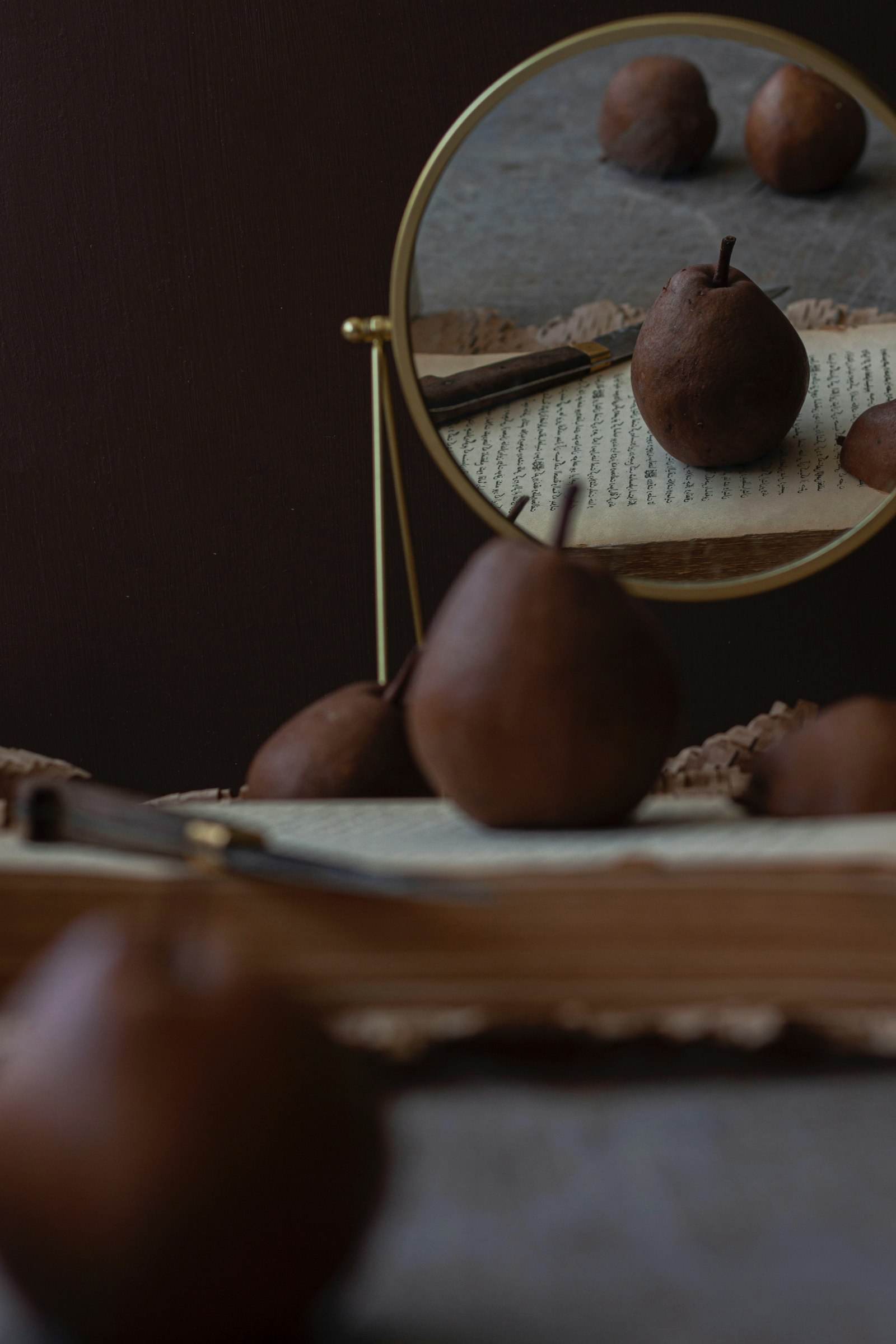 책 위에 놓인 돋보기