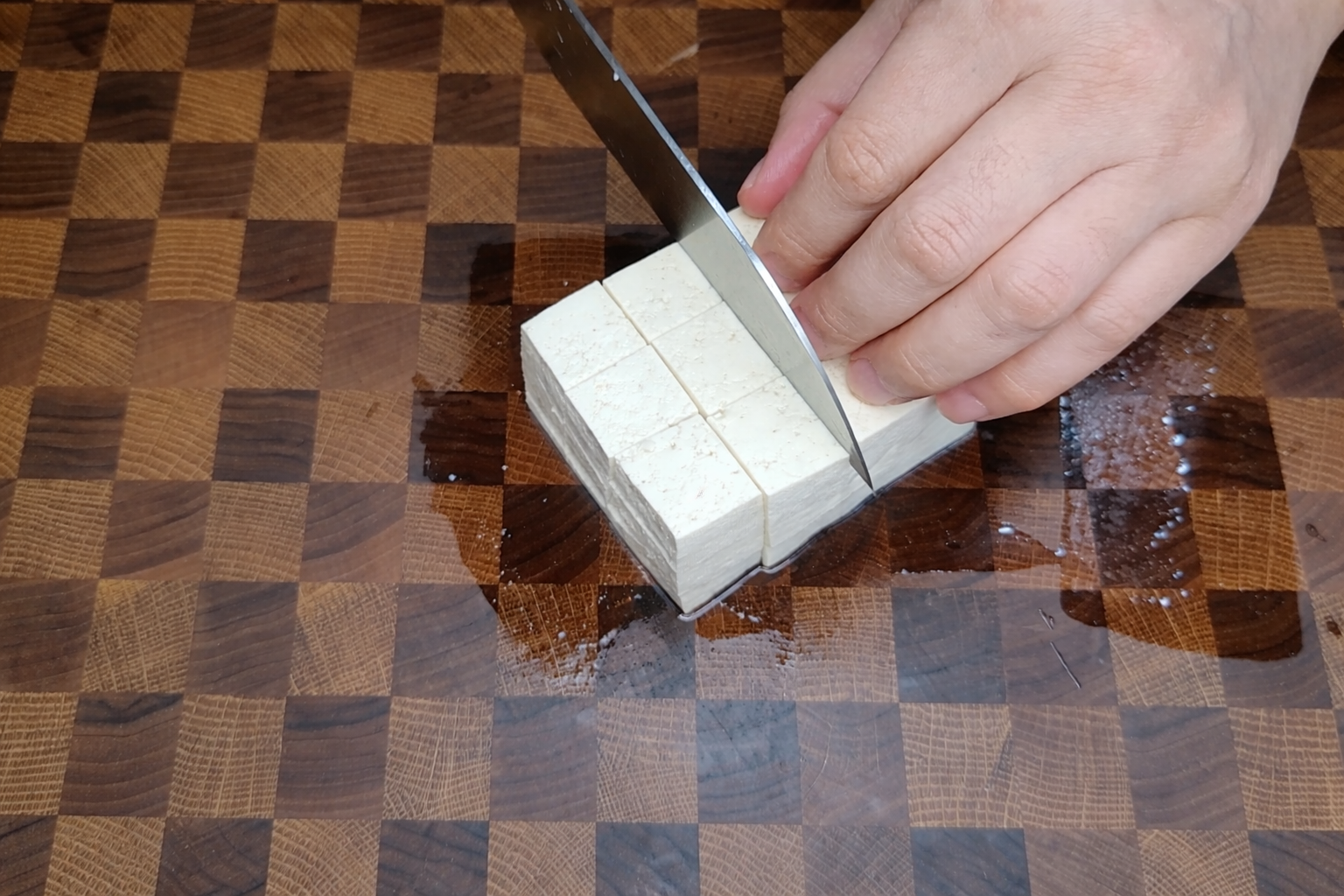 깍둑썰기한 두부를 준비하는 과정