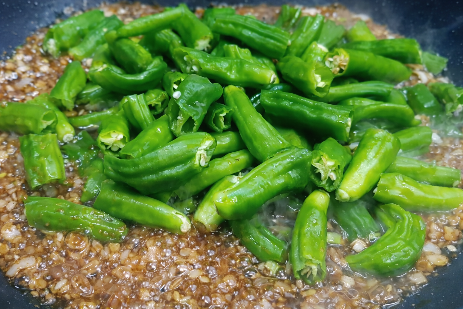 양념장에 꽈리고추를 먼저 넣고 졸이는 과정