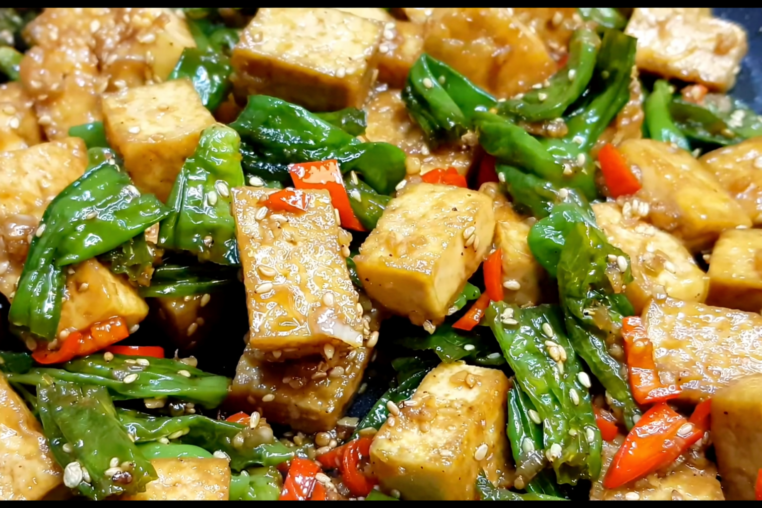 꽈리고추와 두부를 함께 졸여 완성한 볶음 요리