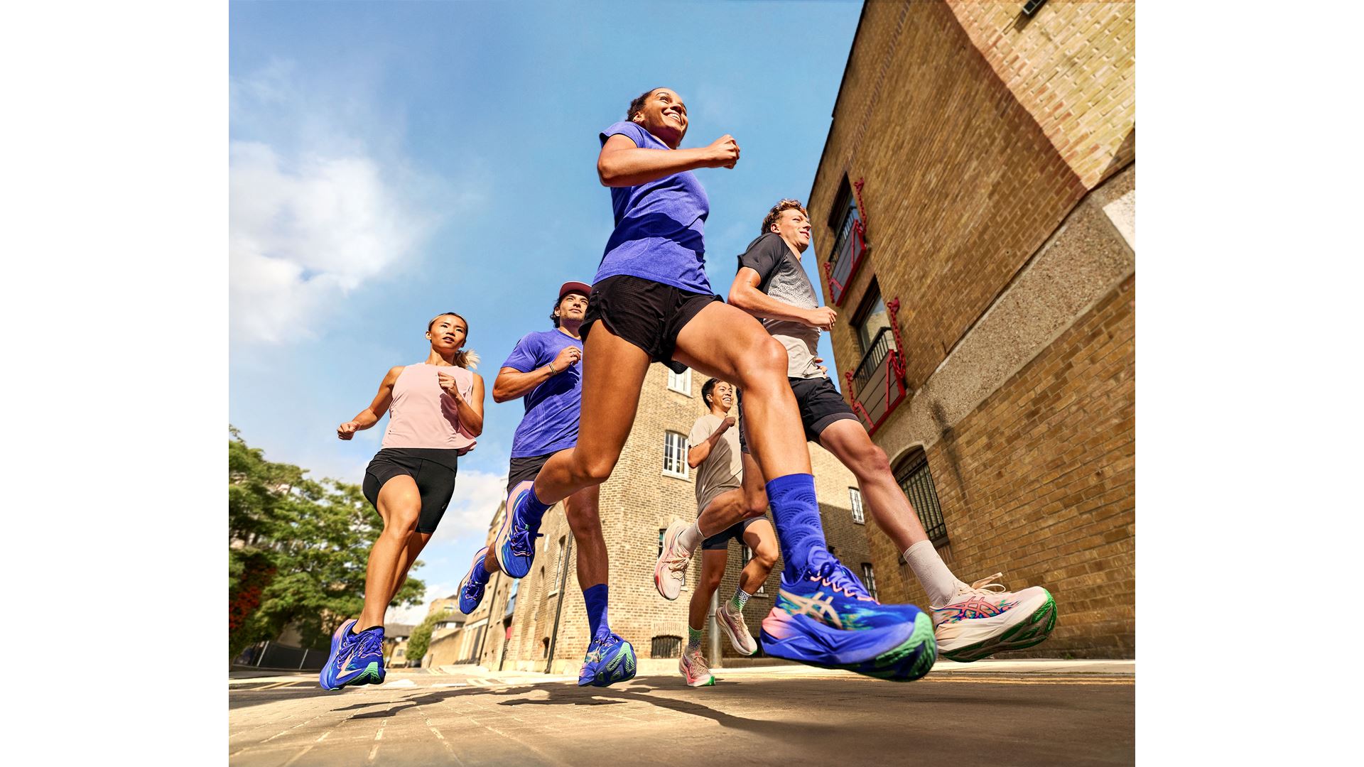 도심 도로 위를 달리는 러너들과 슈퍼블라스트 3