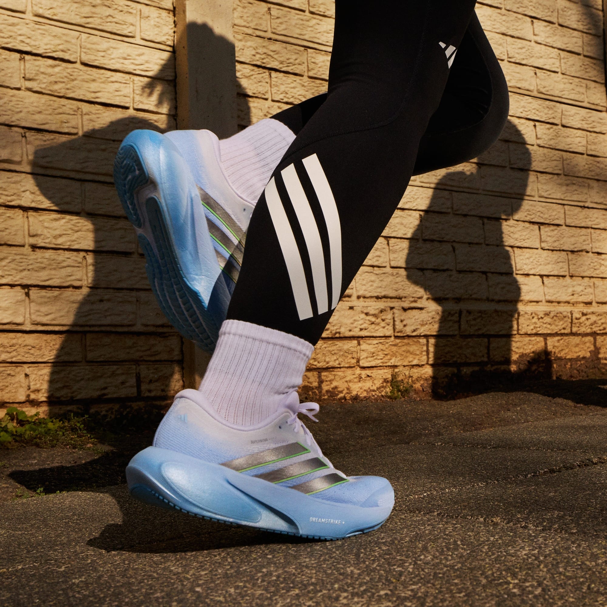 야외에서 슈퍼노바 라이즈 3를 신은 러너