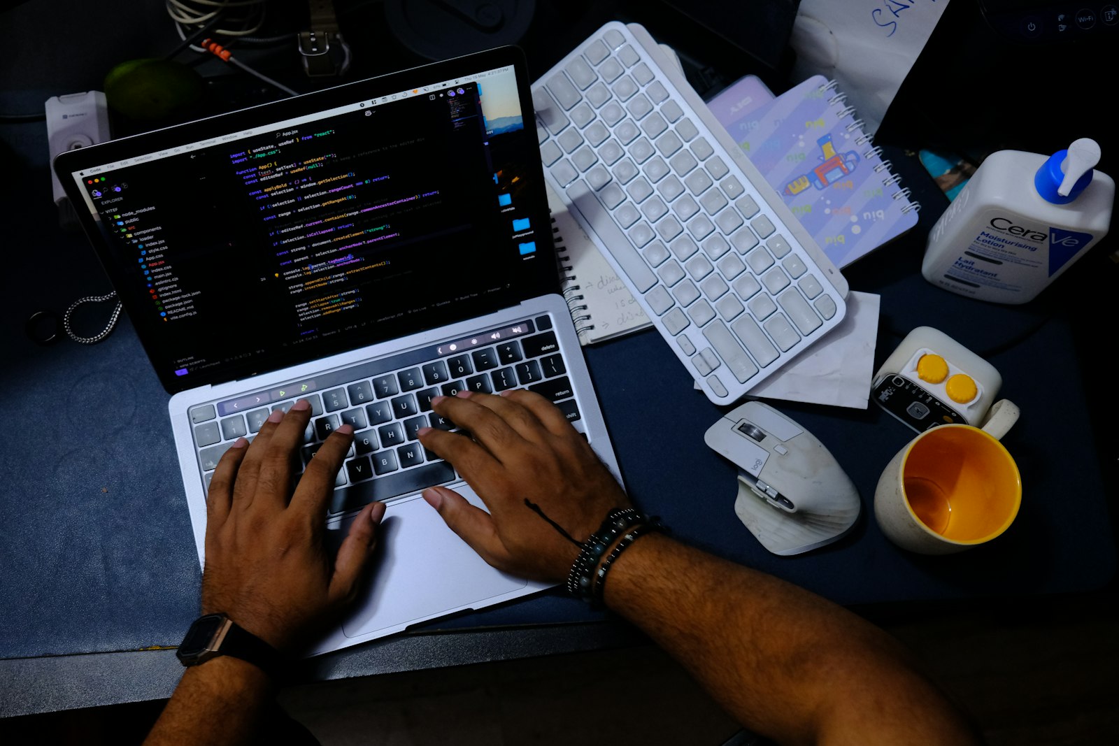 노트북에서 코드를 입력하는 장면