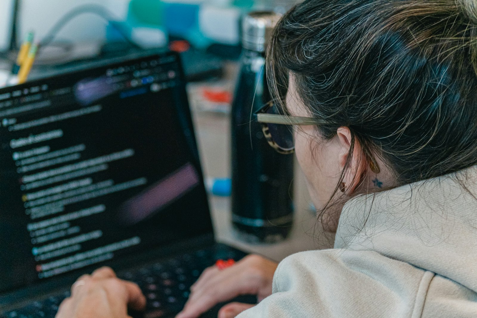 노트북을 사용하는 원격 근무 장면